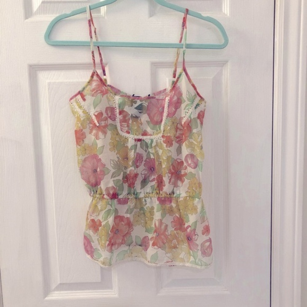 ❣️2 for $15❣️ Floral peasant-style top with crochet details, small